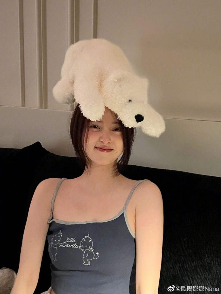 欧阳娜娜晒居家自拍 穿灰色吊带纯欲感满分 