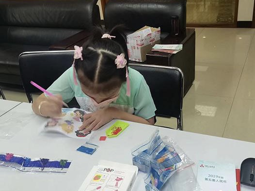 广州白云推多样垃圾分类活动 手工贴画助青少年提高环保意识 
