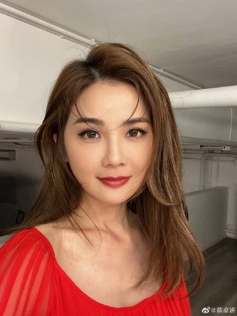 Twins晒小长假自拍 阿娇可爱阿sa有女人味 
