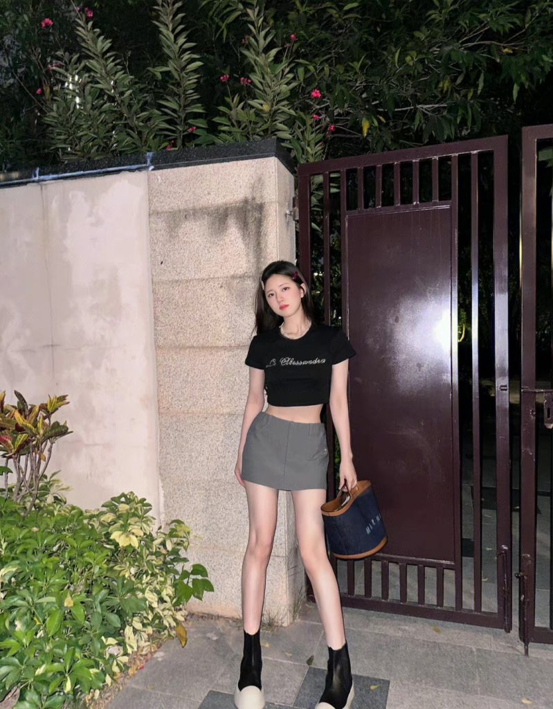  赵露思换辣妹穿搭 长腿细腰马甲线太养眼