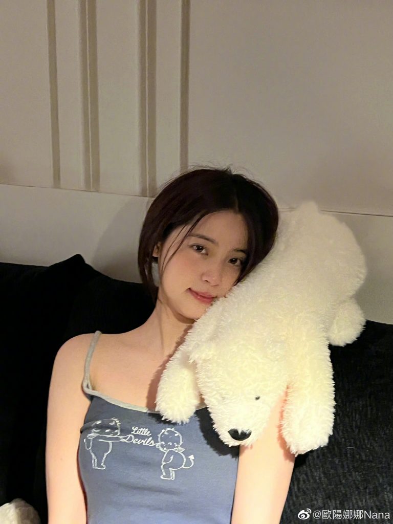 欧阳娜娜晒居家自拍 穿灰色吊带纯欲感满分 