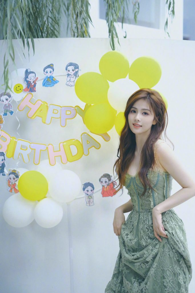白鹿晒生日美照 穿浅绿色抹胸裙纯欲感拉满 