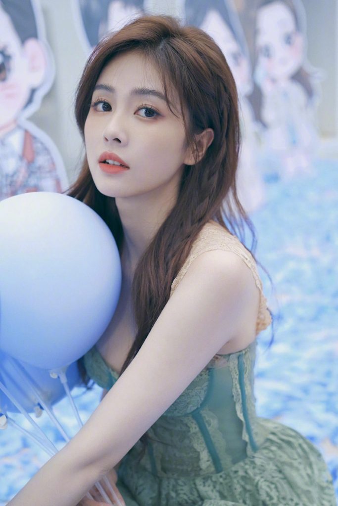 白鹿晒生日美照 穿浅绿色抹胸裙纯欲感拉满 