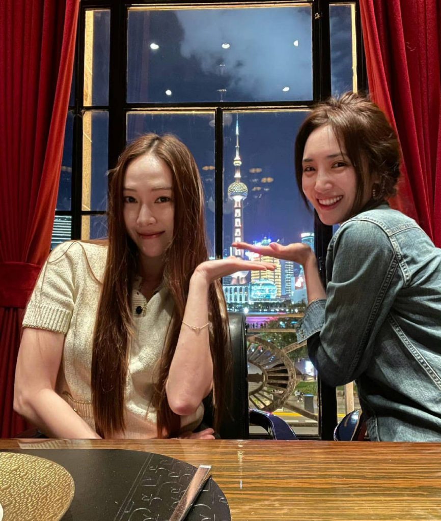 美女贴贴！郑秀妍王紫璇聚餐 两人嘟嘴比心 