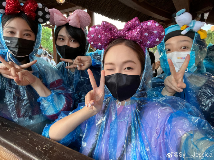 郑秀妍张俪李斯丹妮赵梦同游迪士尼 