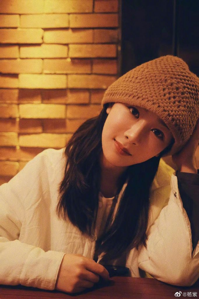 杨紫晒美照嘟嘴卖萌 深夜与好友吃吃喝喝 