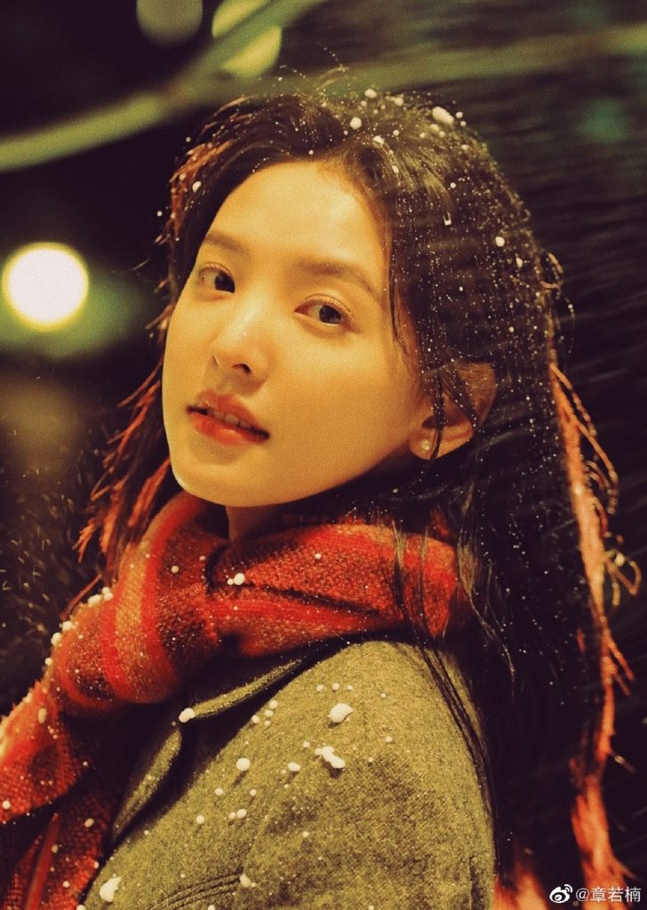  章若楠晒雪景写真 如青春剧女主角温柔可人