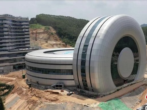两个巨型轮胎建筑亮相中新广州知识城 