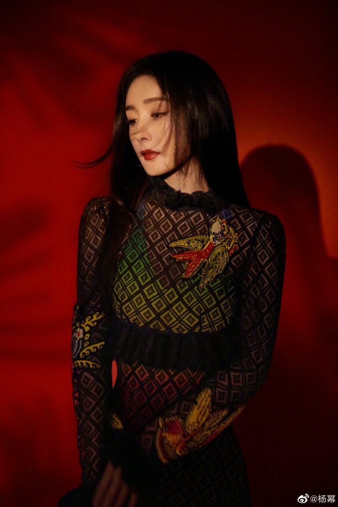 杨幂穿透视黑裙身材好 精致侧颜太撩人 