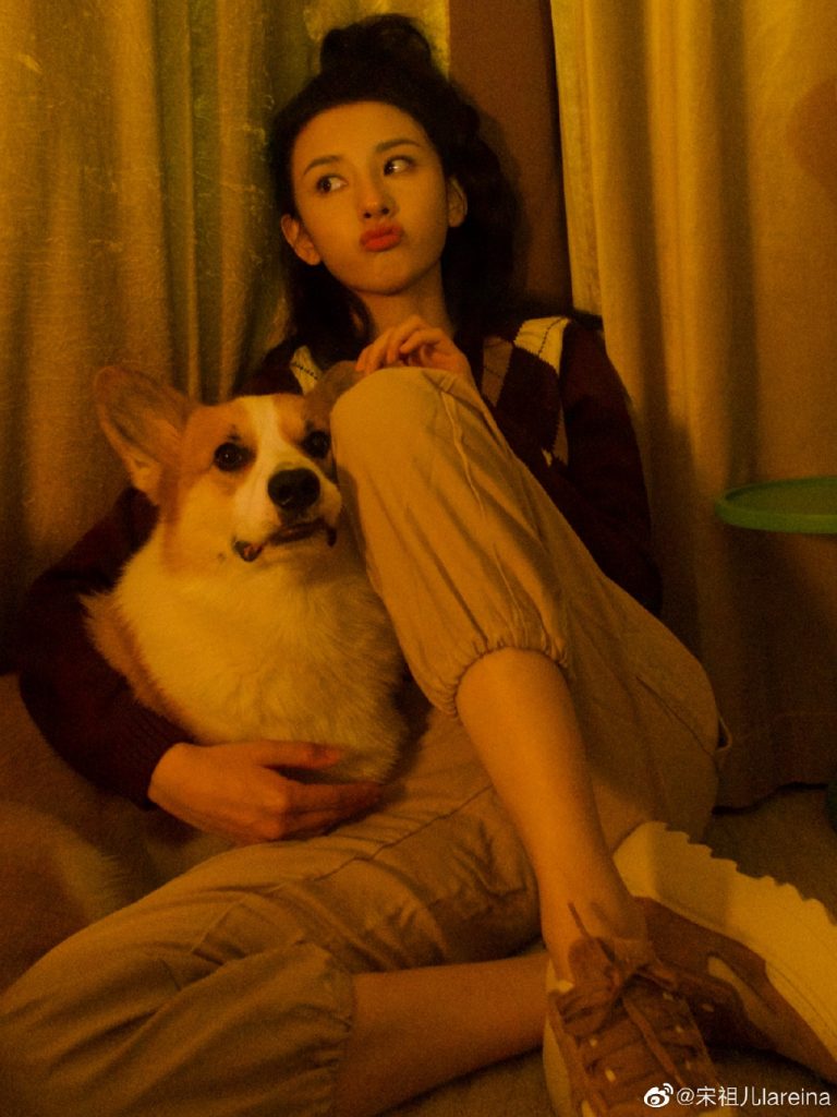 宋祖儿和爱犬合影 扎高马尾灿笑表情可爱 