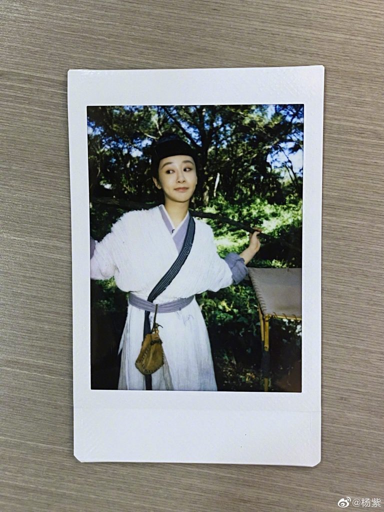 杨紫晒拍立得照纪念新剧杀青 喊话＂明年见＂ 