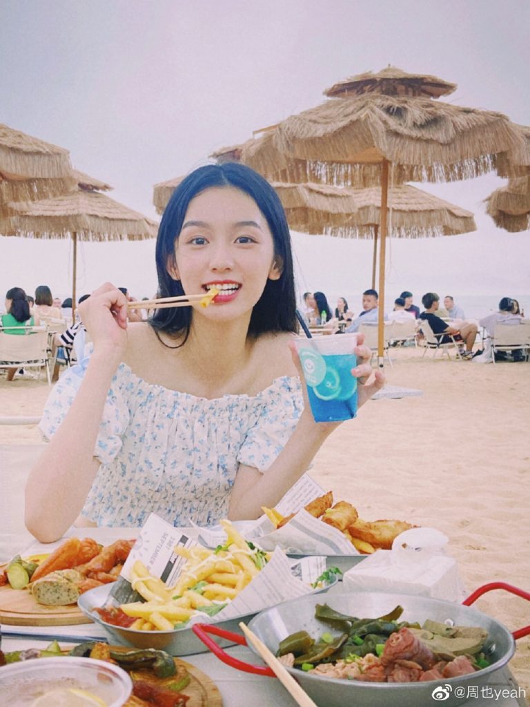  周也晒海边库存美照 穿搭甜美笑容灿烂