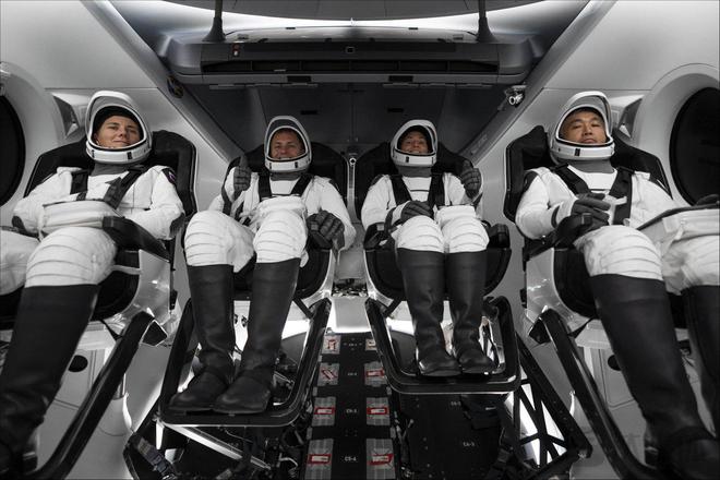 马斯克的SpaceX成功将首位俄罗斯宇航员送入太空 