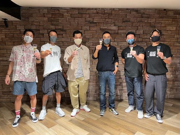 《明日战记》成香港最卖座华语片，古天乐与众人开香槟庆祝 