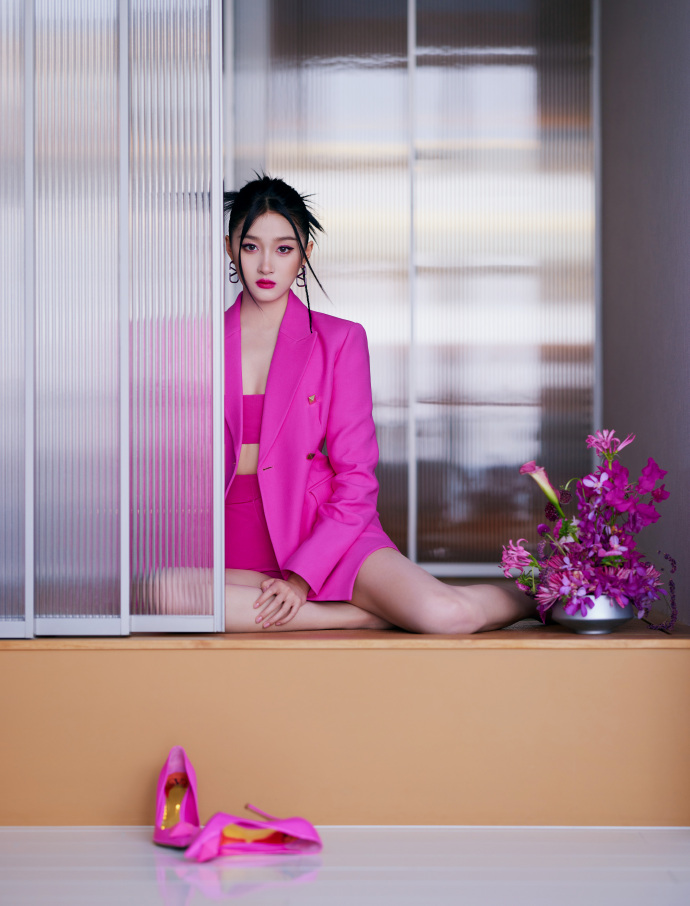 关晓彤全粉造型亮相美腿优越 轻松拿捏妆容 