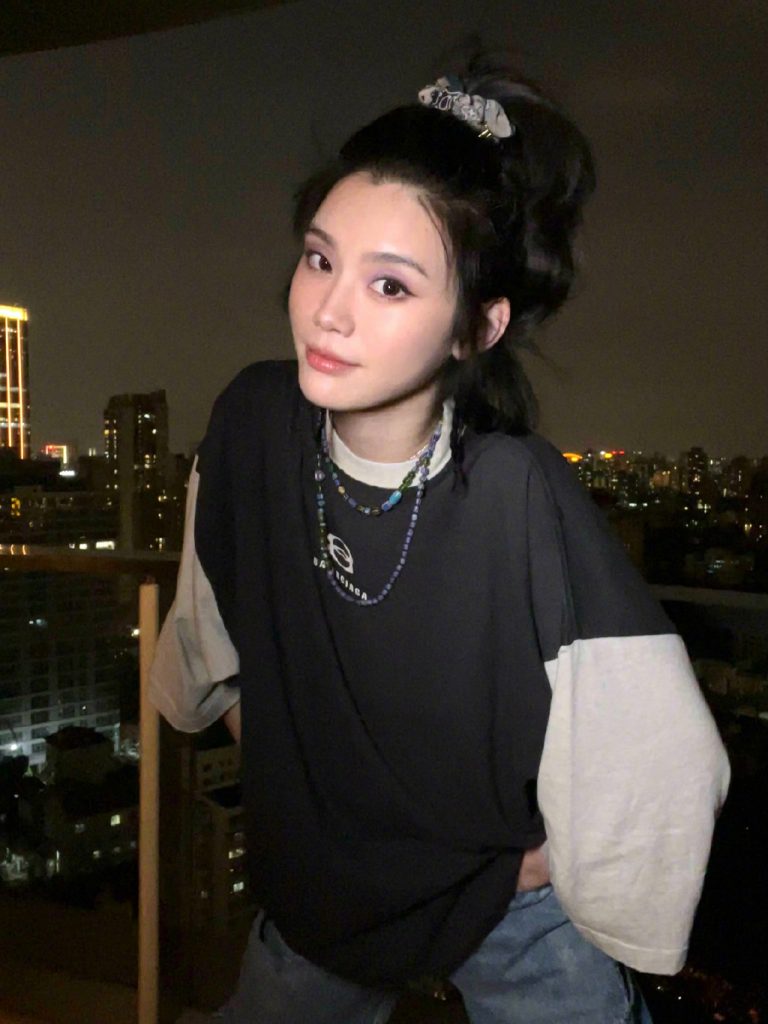 奚梦瑶扎高马尾少女感十足 对镜比耶甜笑 