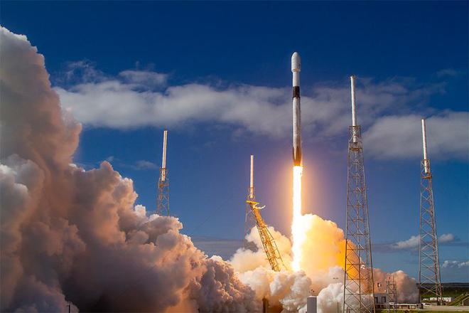 SpaceX 用 14 手火箭发射卫星，客户要求不回收一级助推器 