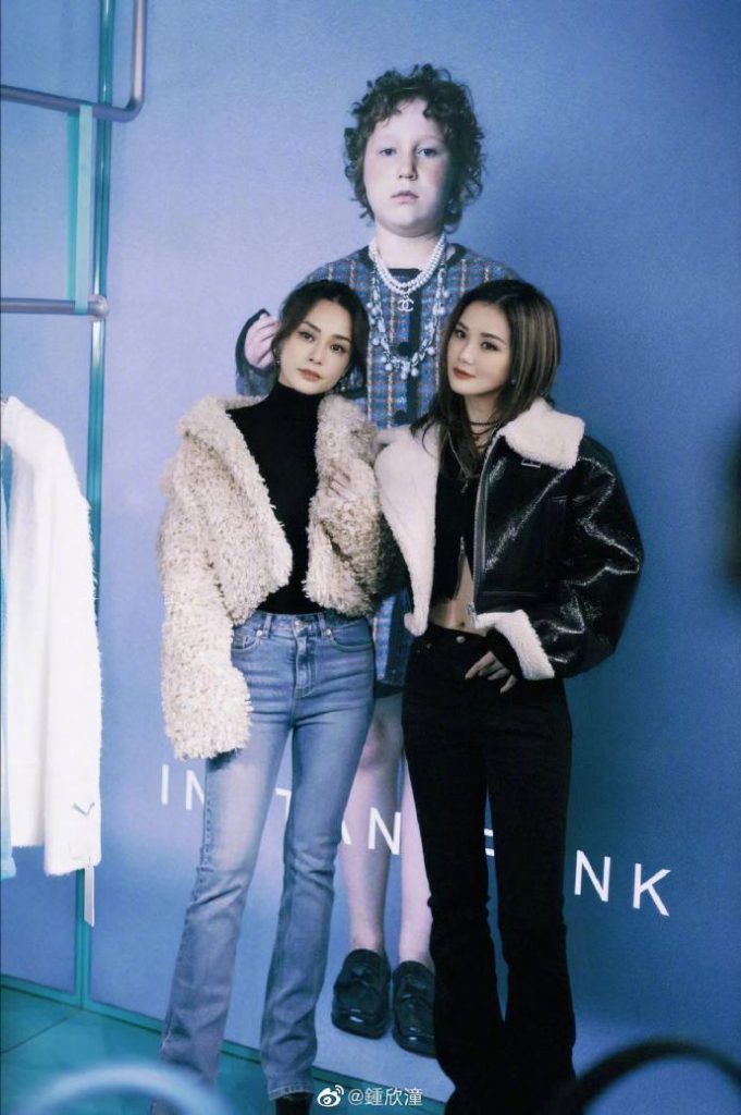 Twins合体比耶拍亲密合照 姐妹俩俏皮又甜美 