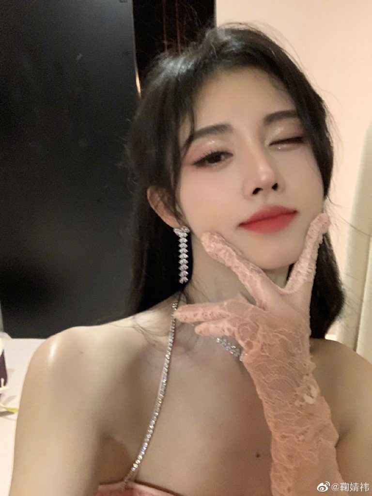 鞠婧祎穿镶钻挂脖裙 托脸Wink又辣又甜