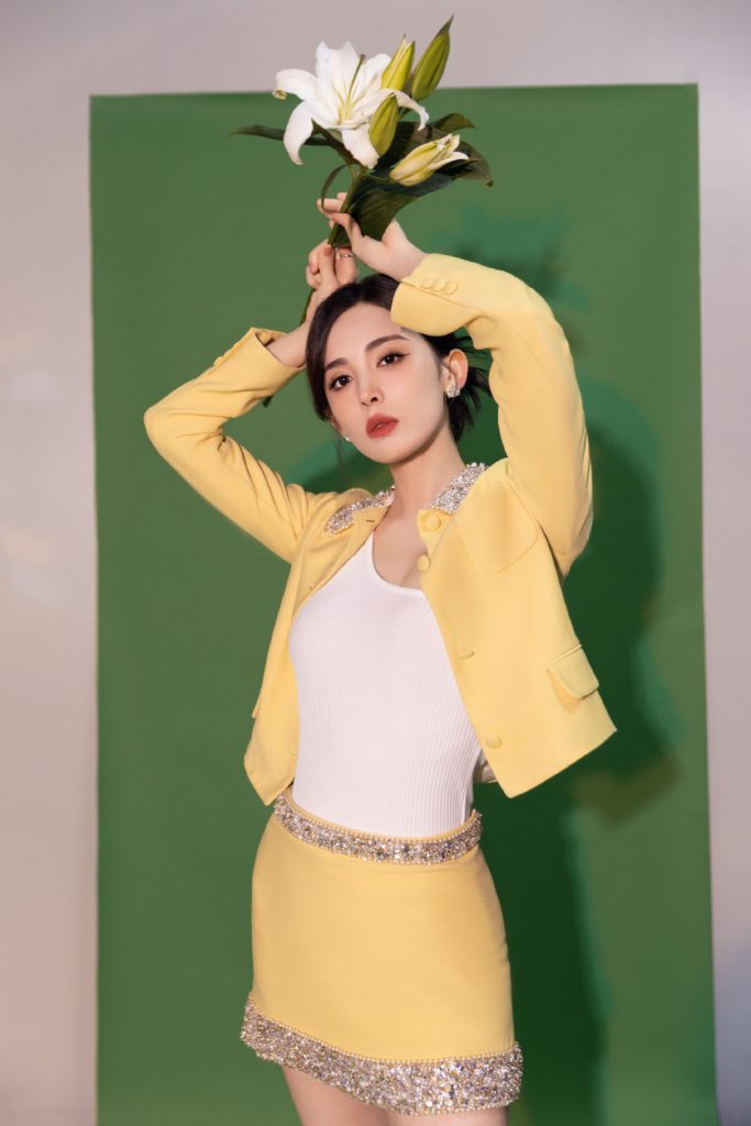 娜扎穿奶黄色套装显温柔 手持鲜花人比花娇 