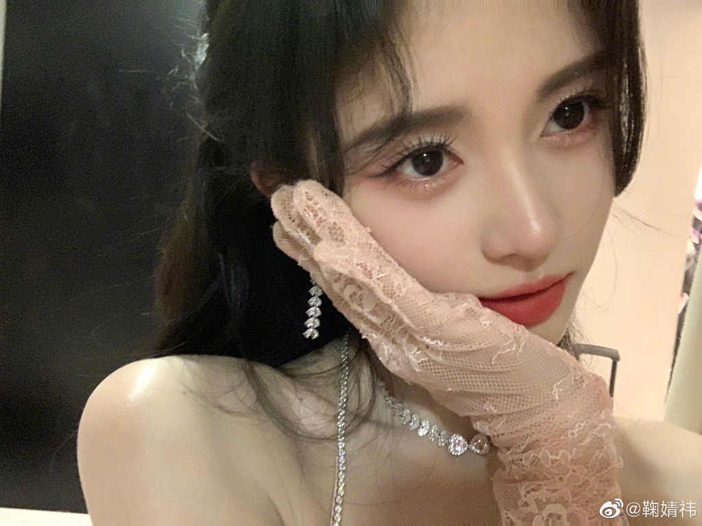 鞠婧祎穿镶钻挂脖裙 托脸Wink又辣又甜