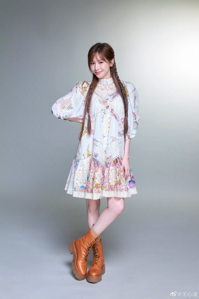王心凌晒美照状态好 扎长辫穿碎花裙很明丽 