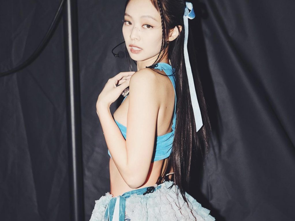 Jennie巡演幕后照 妆容精致露肩装性感可爱 