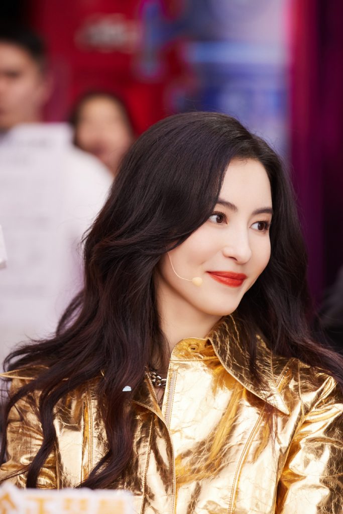 张柏芝穿金装美貌发光 五官精致颜值惊人 
