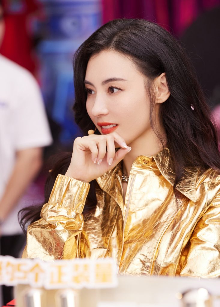 张柏芝穿金装美貌发光 五官精致颜值惊人 