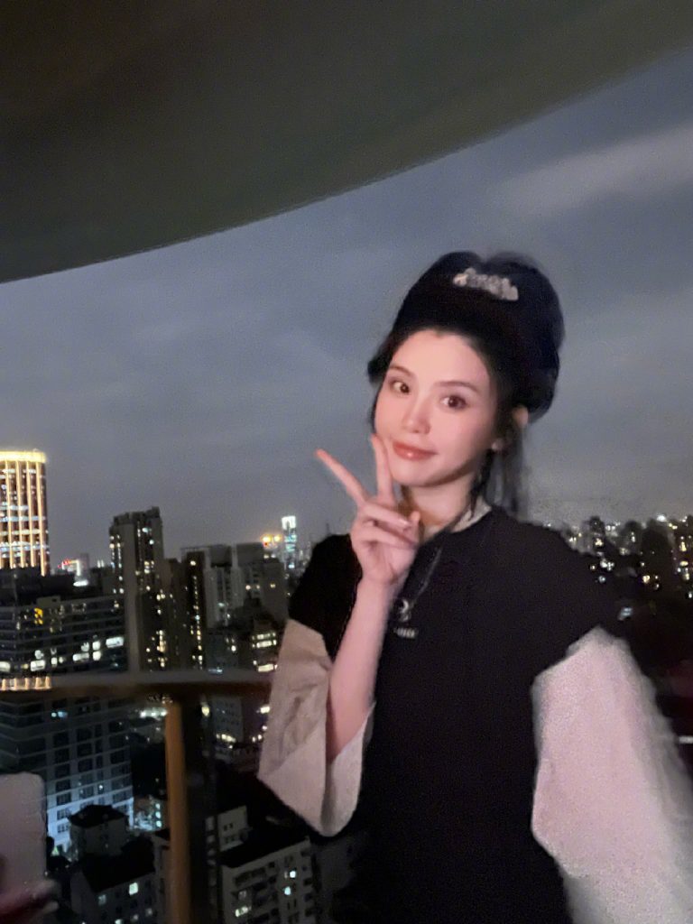 奚梦瑶扎高马尾少女感十足 对镜比耶甜笑 