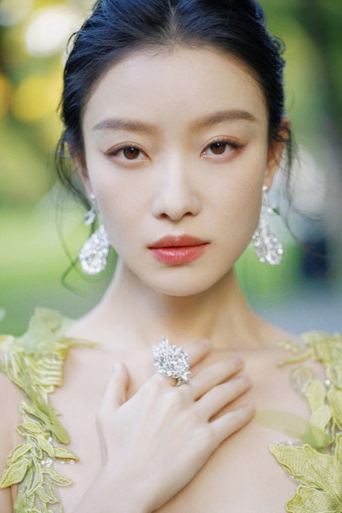 倪妮金鸡奖闭幕造型曝光 绿叶镂空裙显唯美 