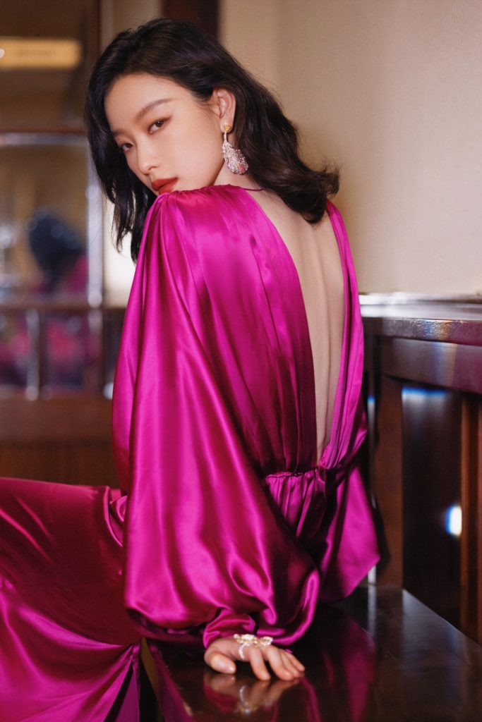 倪妮穿玫红色深V裙优雅迷人 露美背眼神清冷 