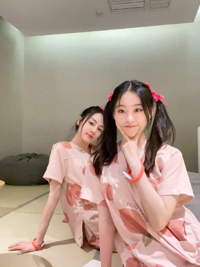 热巴与祝绪丹亲密合影 献吻好姐妹俏皮可爱 