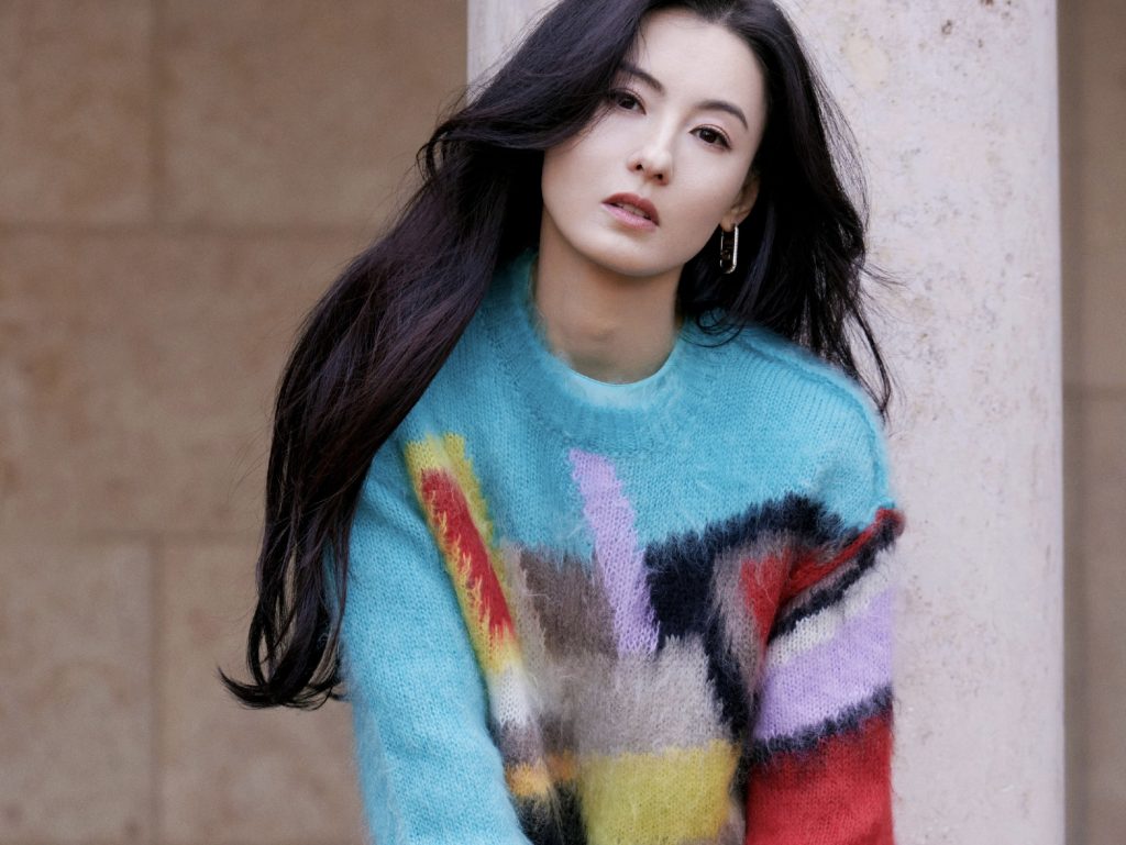 张柏芝穿彩色毛衣秋意浓 长发柔顺美貌亮眼 