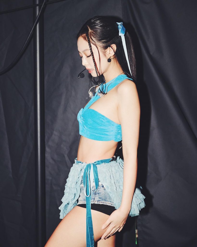 Jennie巡演幕后照 妆容精致露肩装性感可爱 