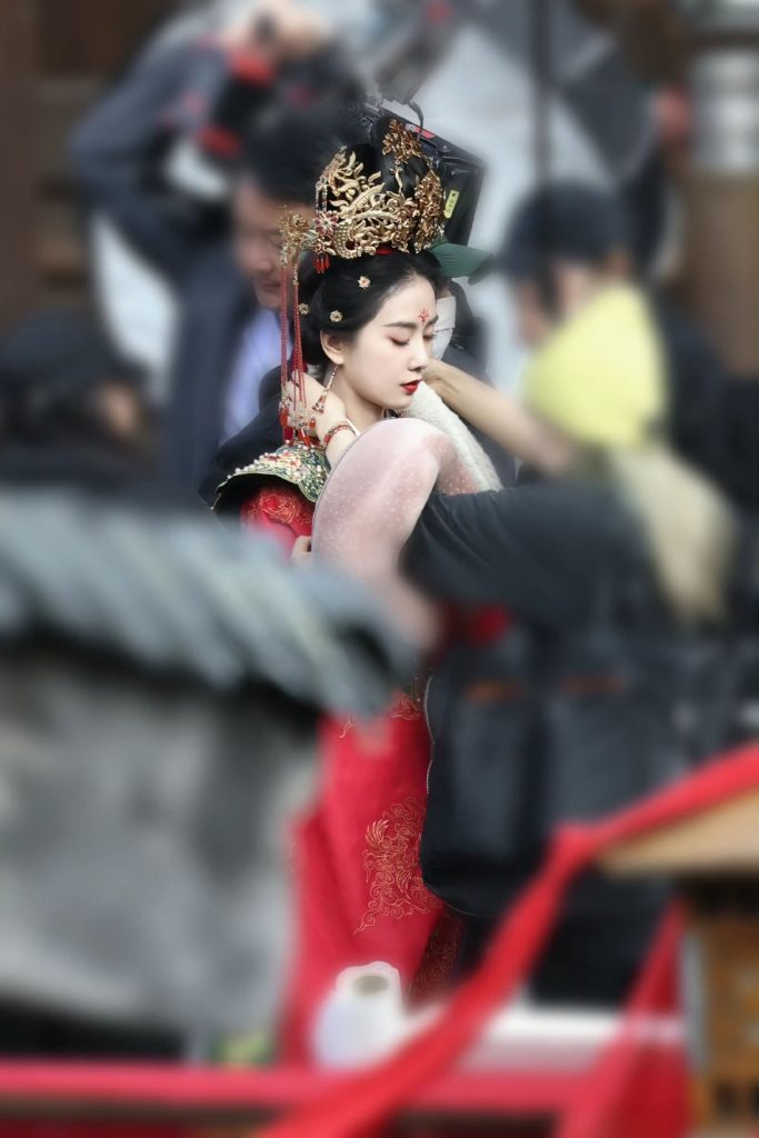 刘诗诗＂一念关山＂大婚造型 红衣金饰显华丽 