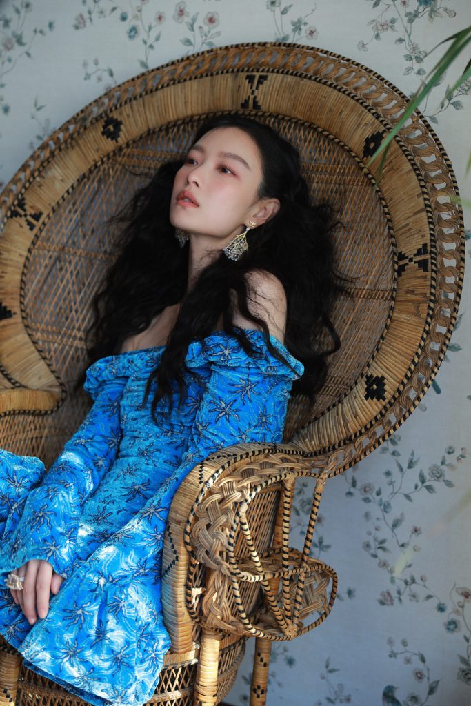 倪妮穿长裙秀香肩 发量浓密女神范十足 