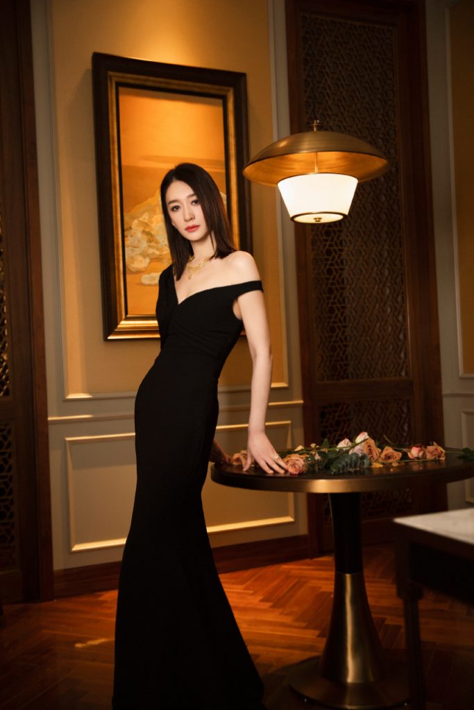 优雅迷人！李小冉穿露肩黑裙勾勒曼妙身姿 