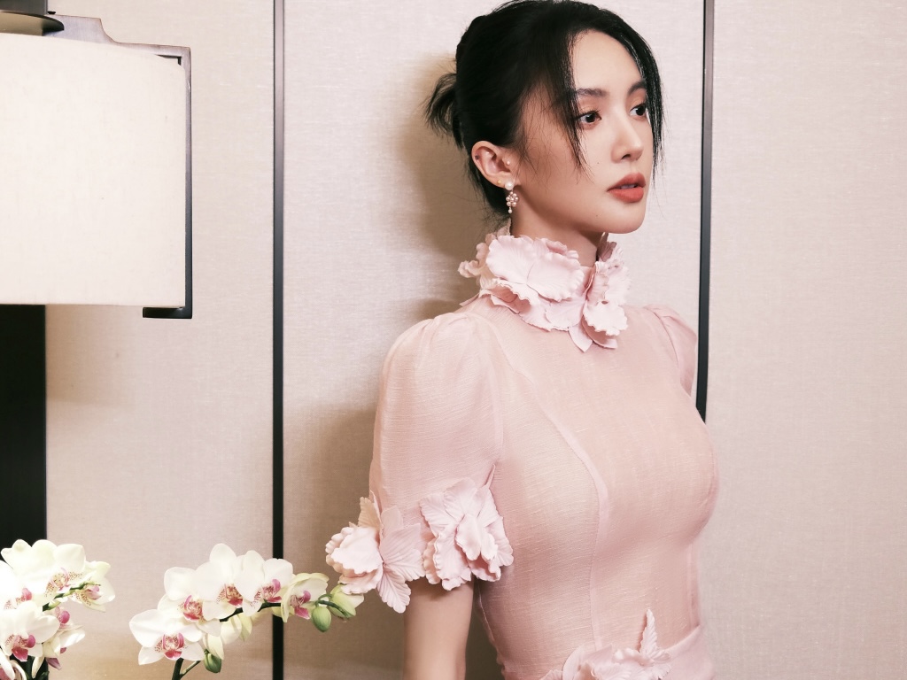 金晨穿粉色花裙腰肢纤细 秀侧颜氛围感拉满 