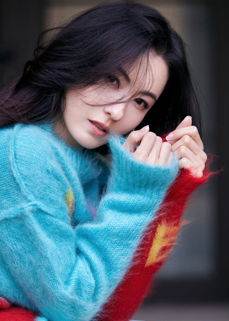 张柏芝穿彩色毛衣秋意浓 长发柔顺美貌亮眼 