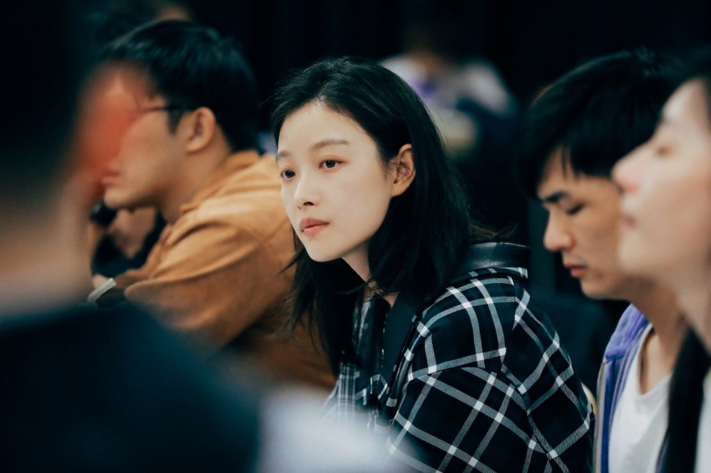 倪妮话剧排练幕后照曝光 素颜惊艳气质清冷 