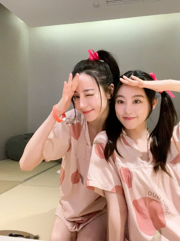 热巴与祝绪丹亲密合影 献吻好姐妹俏皮可爱 