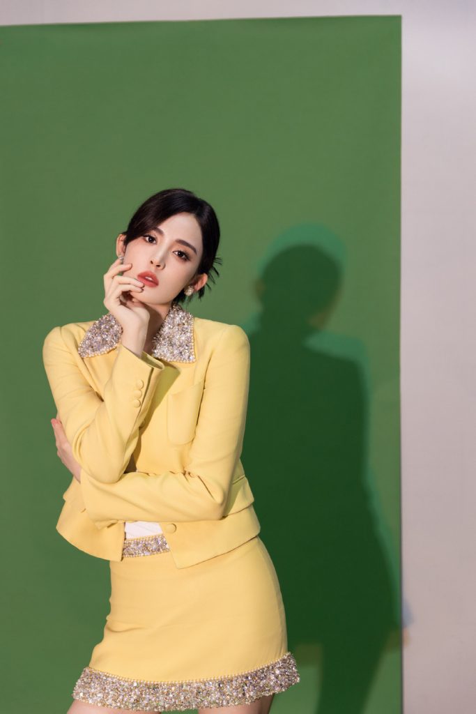 娜扎穿奶黄色套装显温柔 手持鲜花人比花娇 