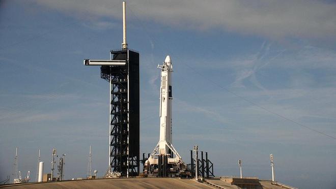SpaceX 通过“猎鹰 9”火箭发射龙飞船向国际空间站运送物资 