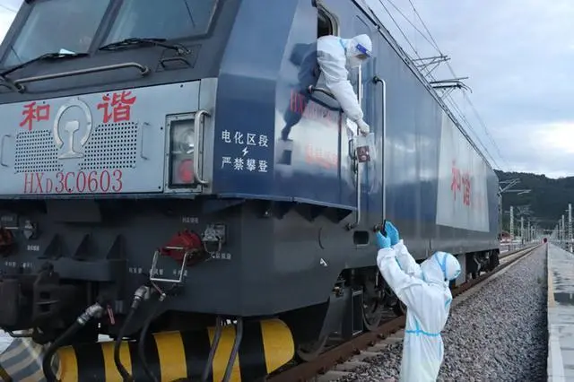 广州国际港首列中老班列顺利出境 