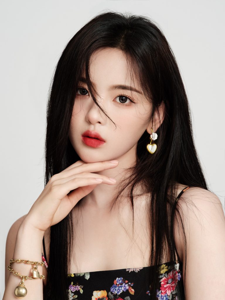 杨超越新写真曝光 超小脸大眼睛美貌满分 