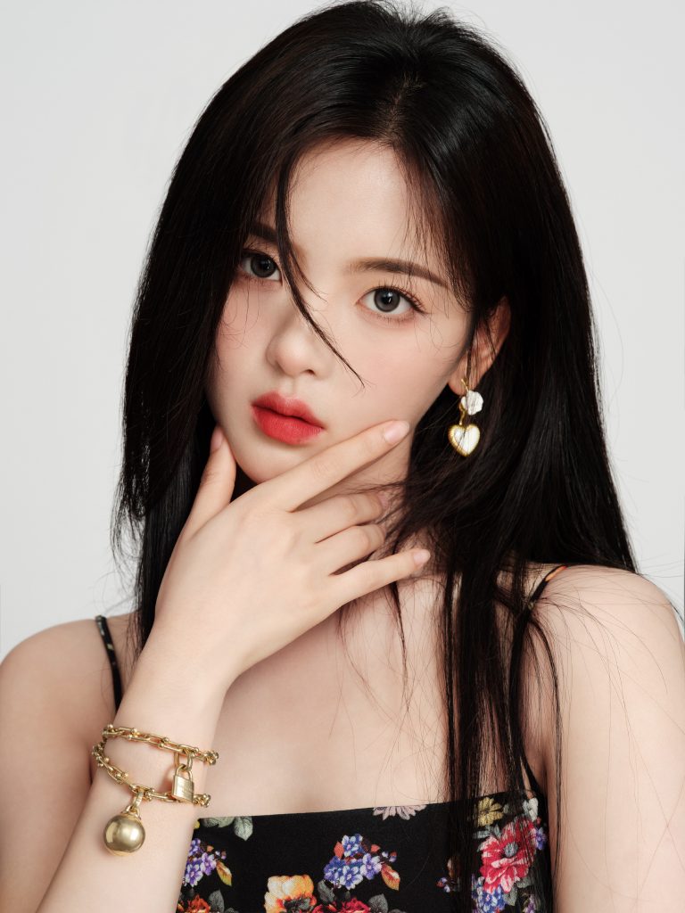 杨超越新写真曝光 超小脸大眼睛美貌满分 