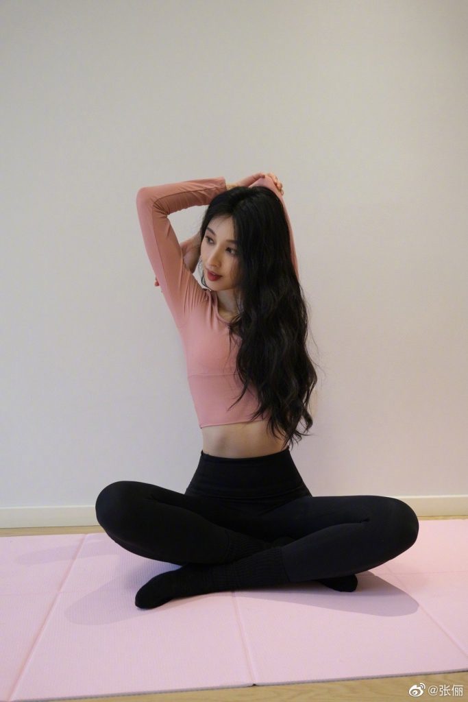 张俪晒冬日瑜伽plog 秀细腰大长腿身材超好 