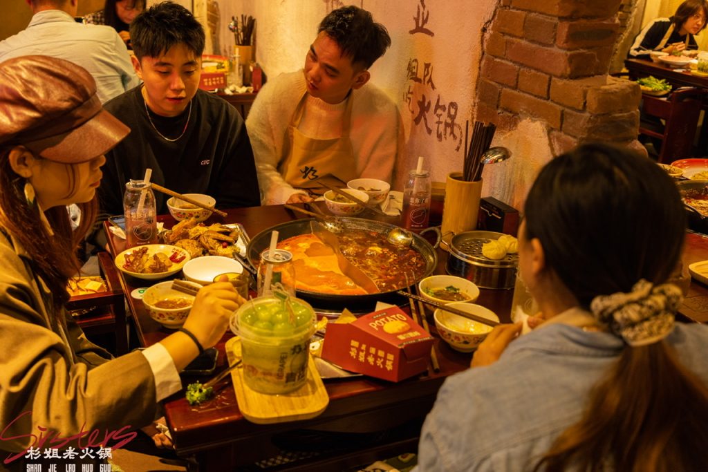 这个冬天吃货最爱的打卡地+1!成都火锅热门榜第一名【杉姐老火锅】终于来深圳!