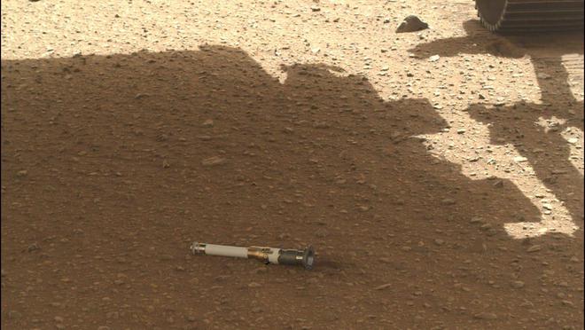 NASA毅力号探测器在火星上投放了第一个样本管 